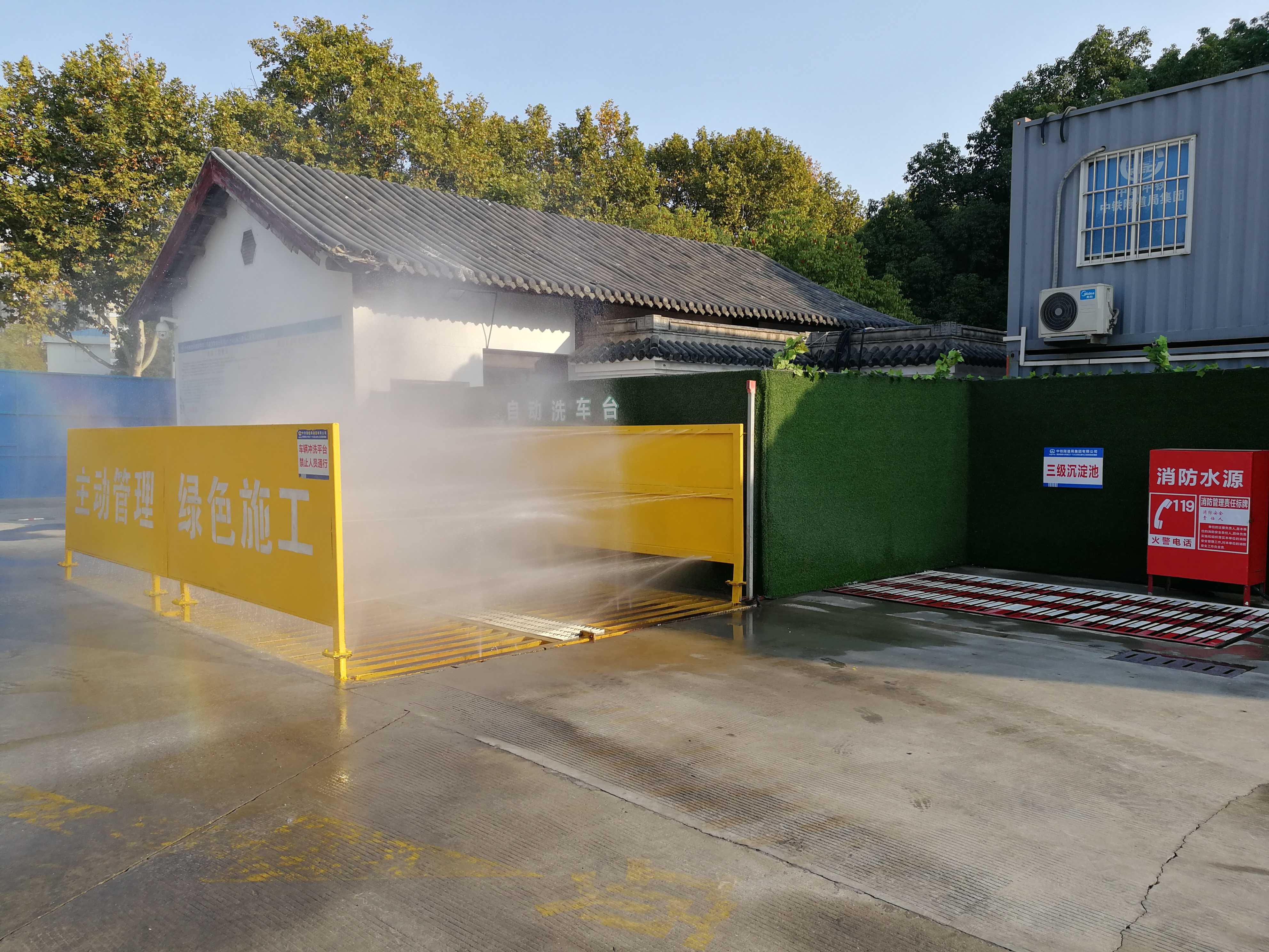 南京地铁七号线D7-TA02七工区莫愁湖站车辆冲洗平台，外出车辆必须冲洗，能够有效控制施工现场尘土不离场（施工单位为中铁隧道局集团有限公司，为全市首批确认差别化管理工地）.jpg